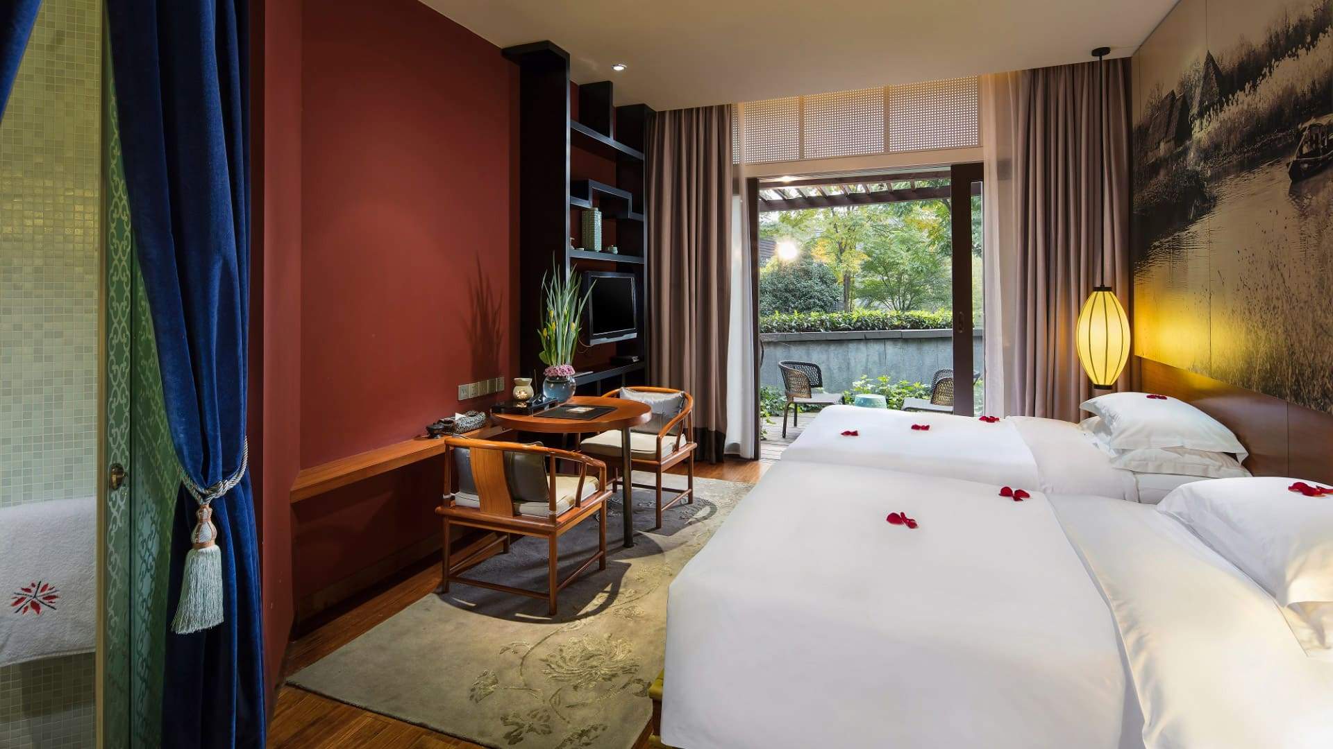 premier_garden-room_king_view_1920x1080.jpg