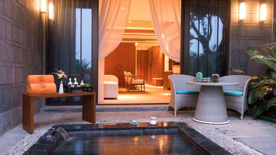 PatioPoolRoom-03_920x518.jpg