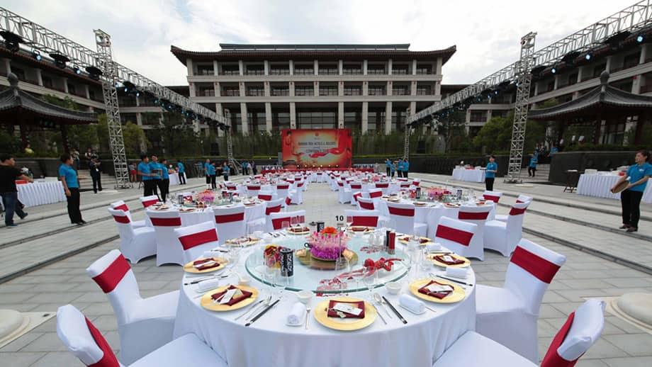 experiences_court-yard_the-atrium-theme_1.jpg