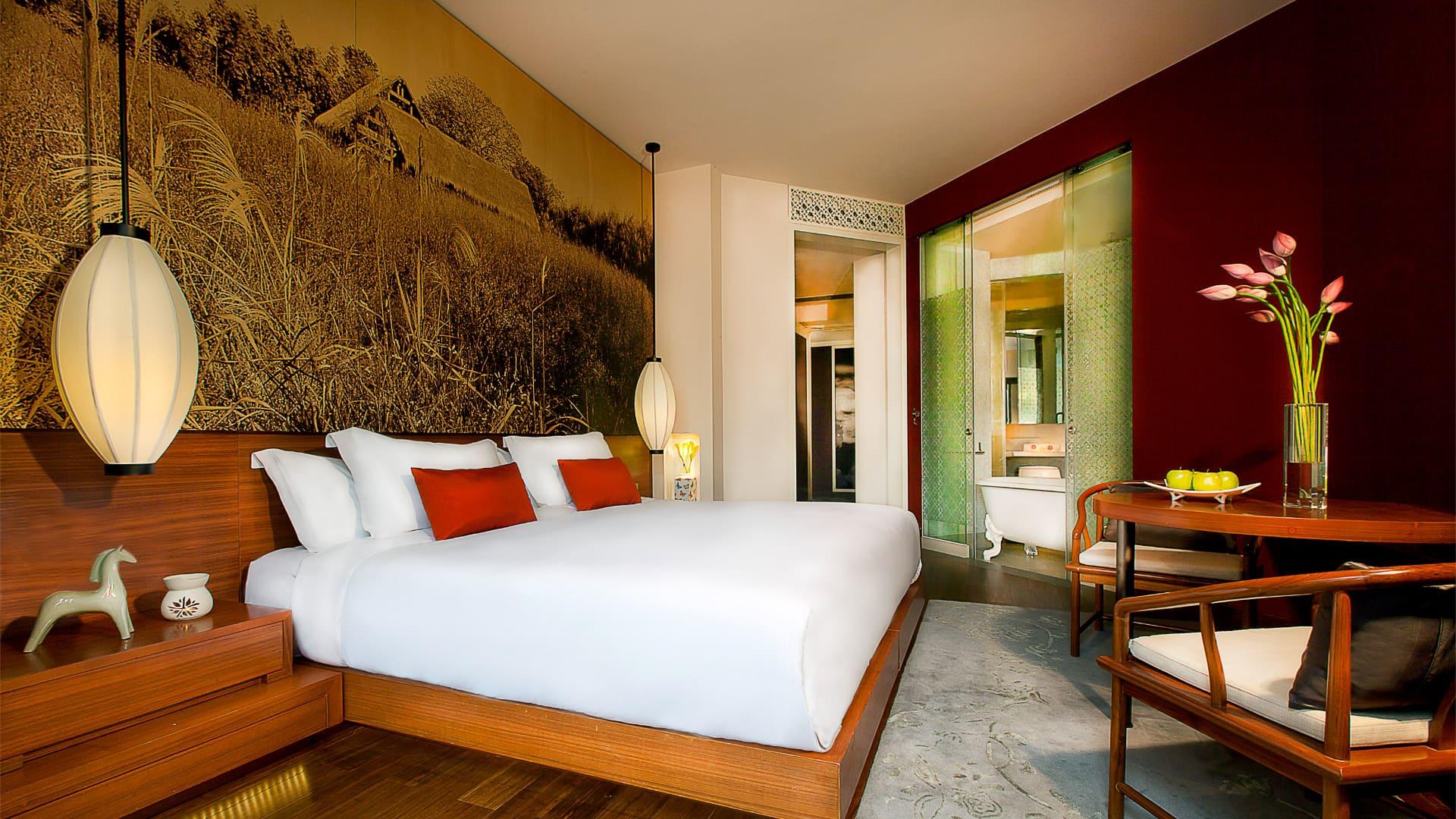 deluxe_room_king_bed_1920x1080.jpg