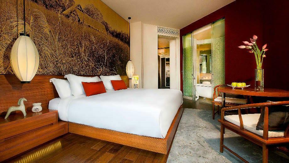 deluxe_room_king_bed_920x518.jpg