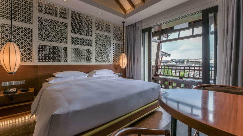 deluxe_room_king_view_920x518.jpg