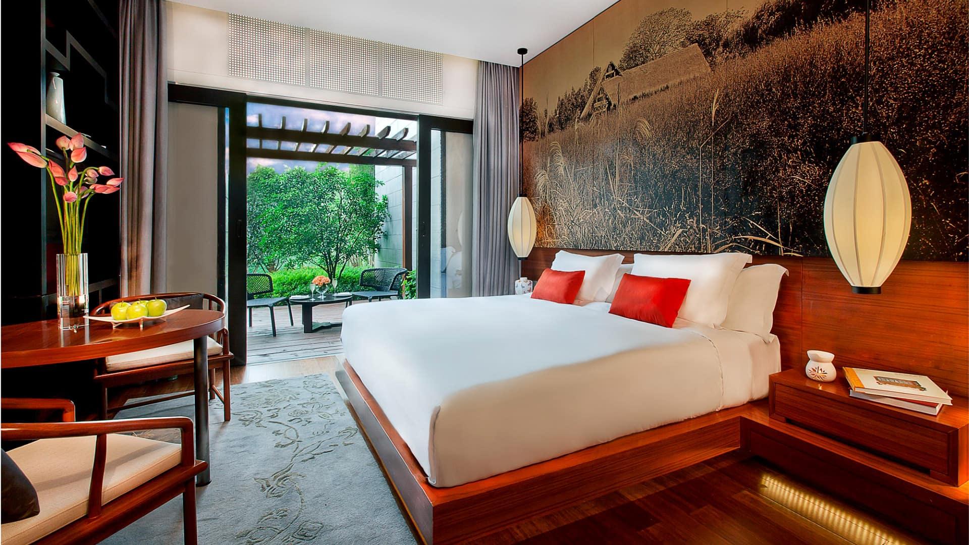 premier_garden-room_king_bed_1920x1080.jpg