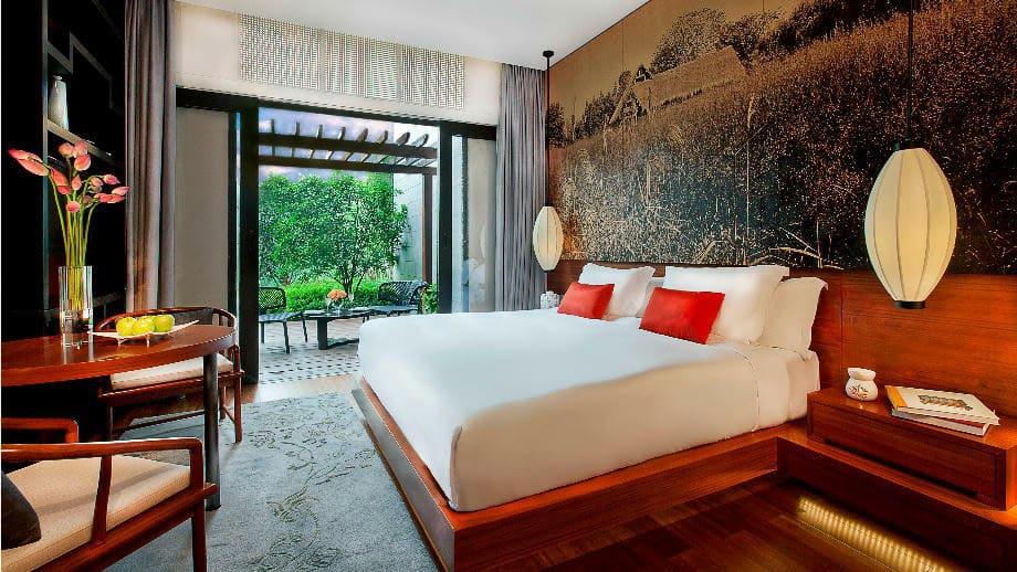 premier_garden-room_king_bed_920x518.jpg