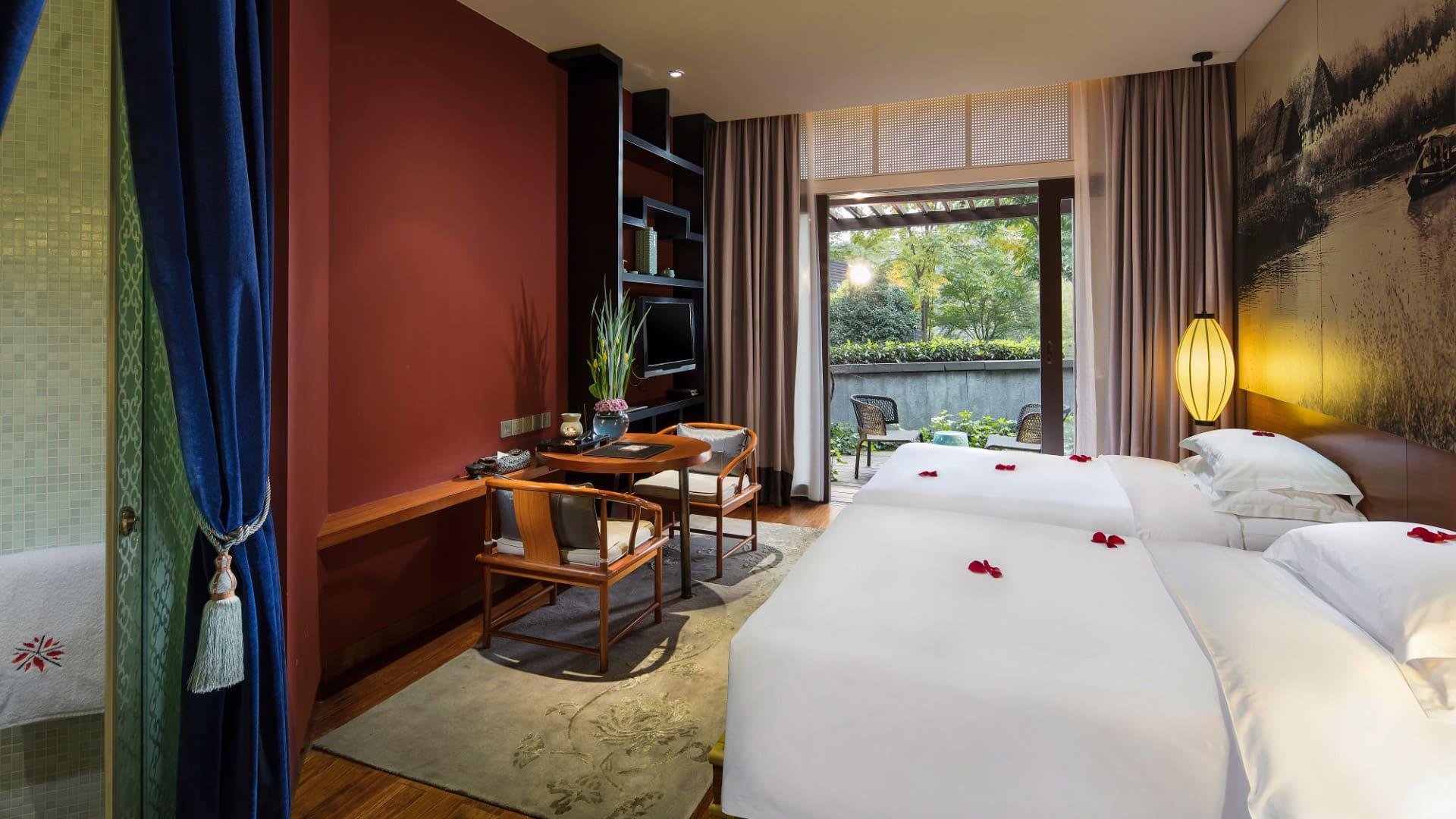 premier_garden-room_king_view_1920x1080.jpg