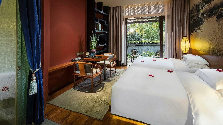 premier_garden-room_tiwn_bed_920x518.jpg