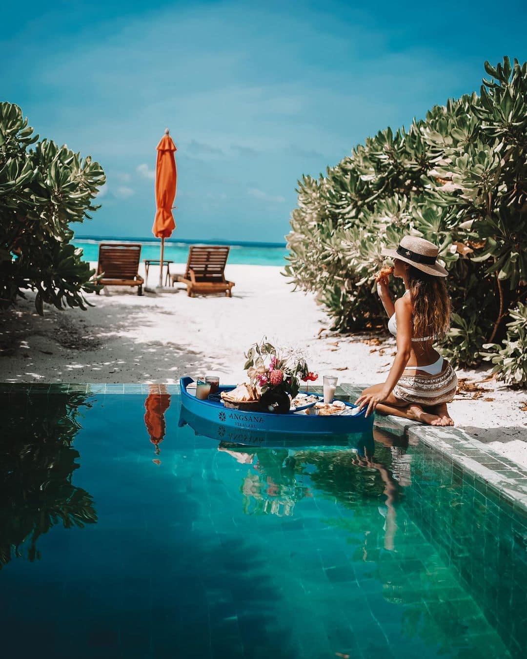 Angsana Velavaru Maldives Floating Breakfast
