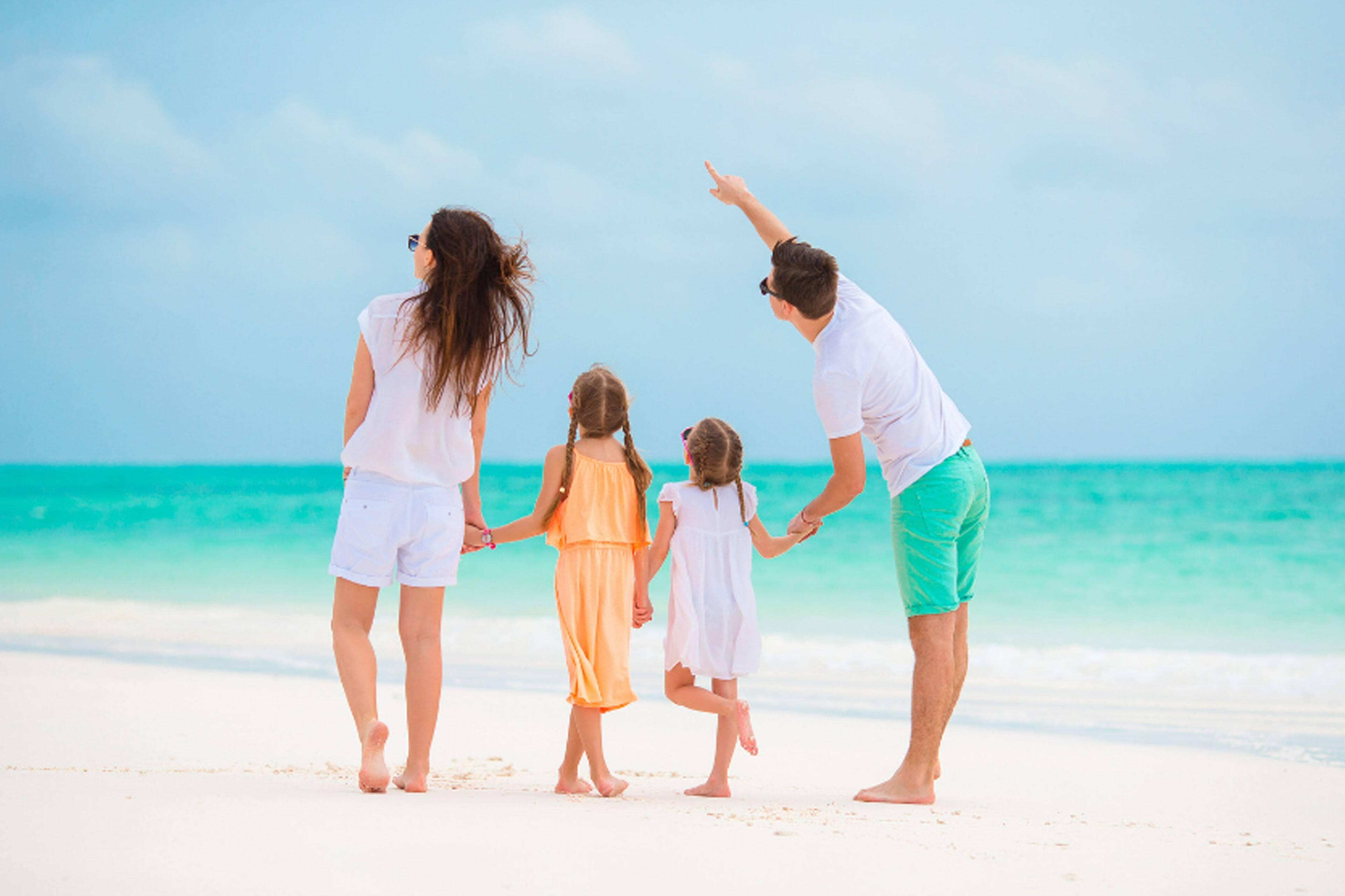 Angsana Velavaru Maldives family at the beach