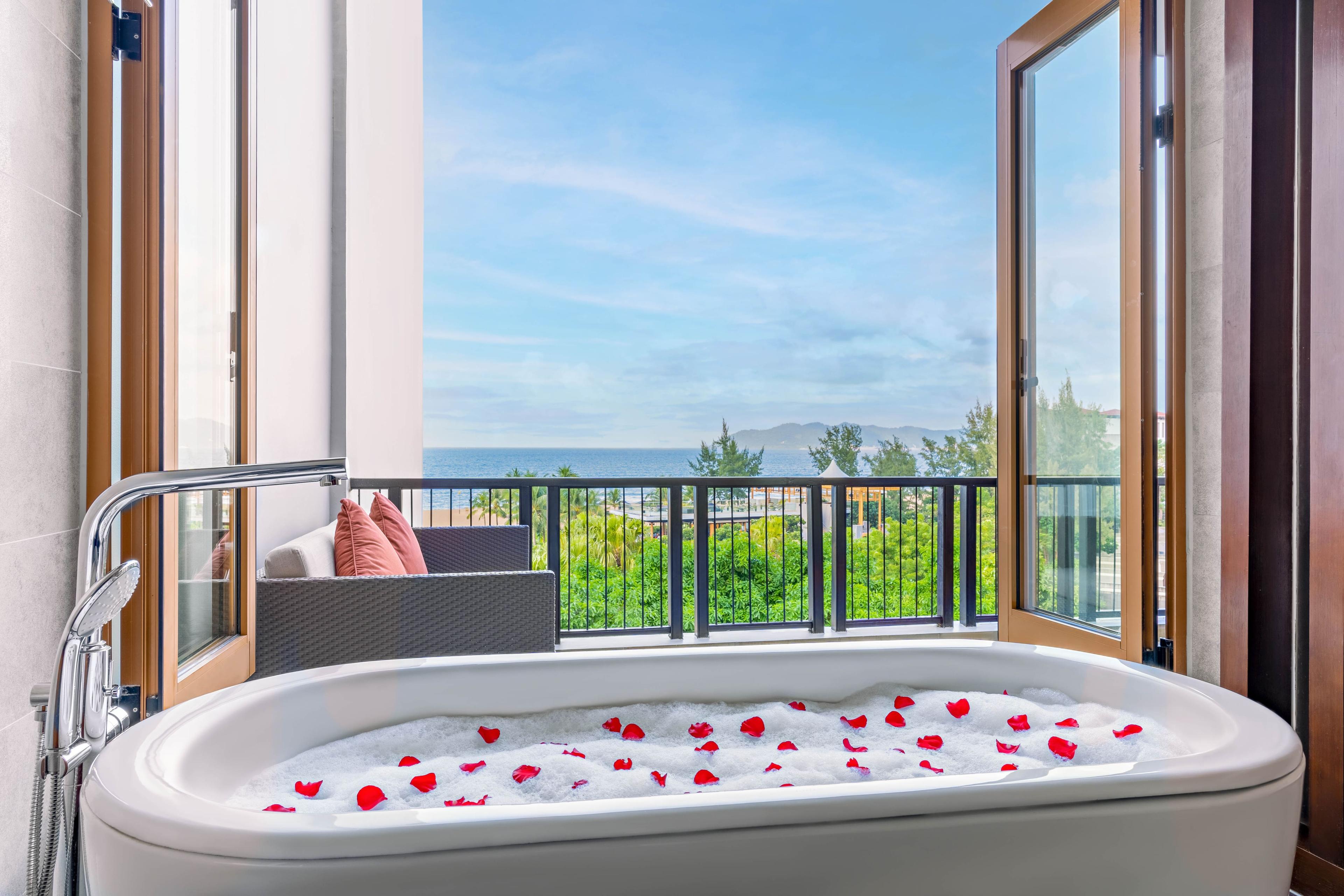 Seaview Balcony Grand  Bathtub