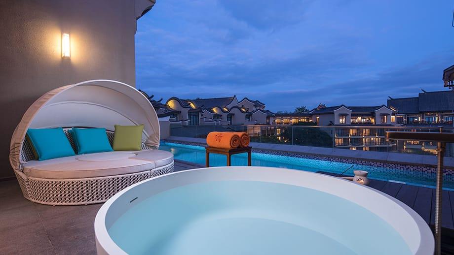 Sea View Pool Duplex - Bathtub & Pool