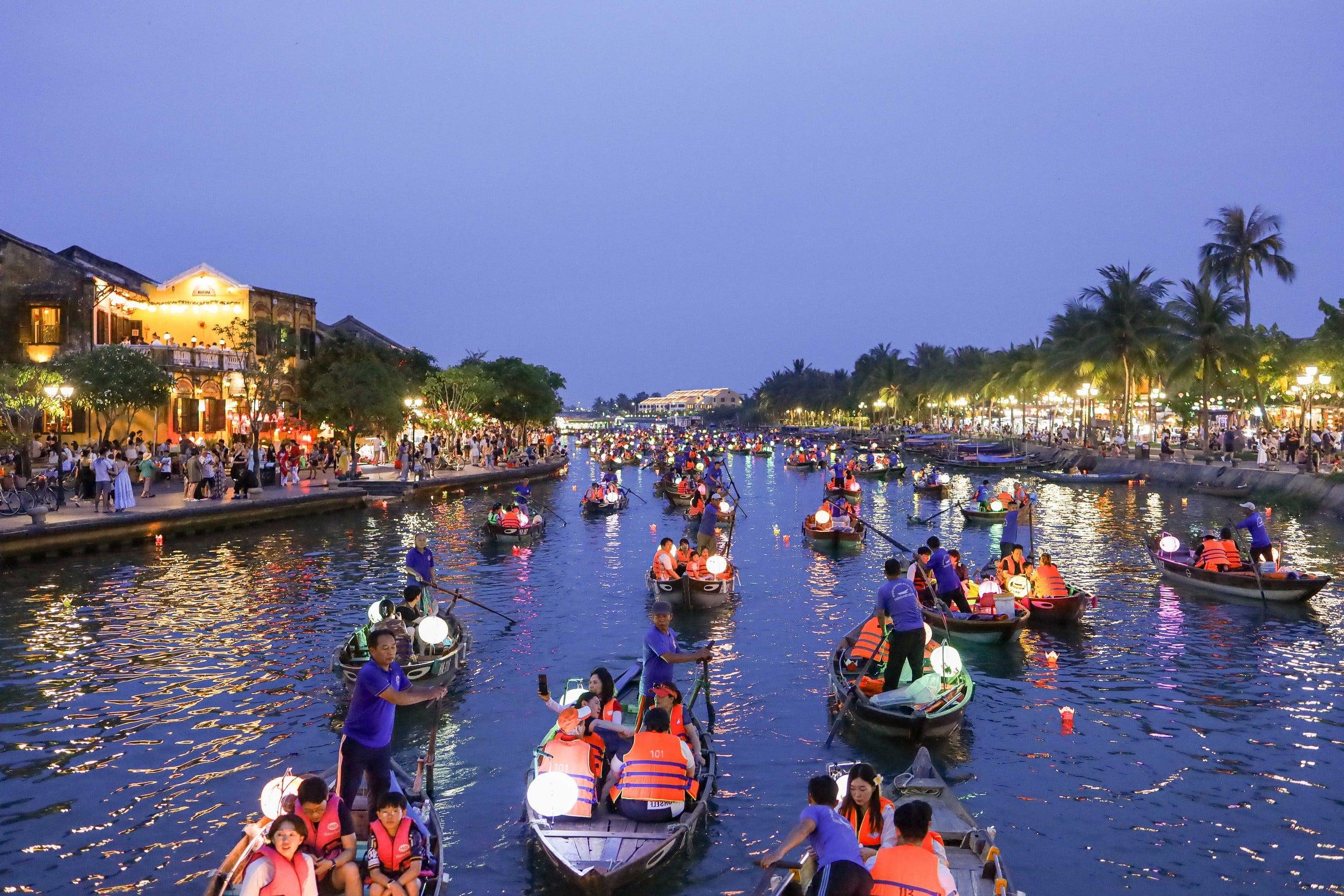 Enjoy the Beauty of Hoi An Ancient Town by Night