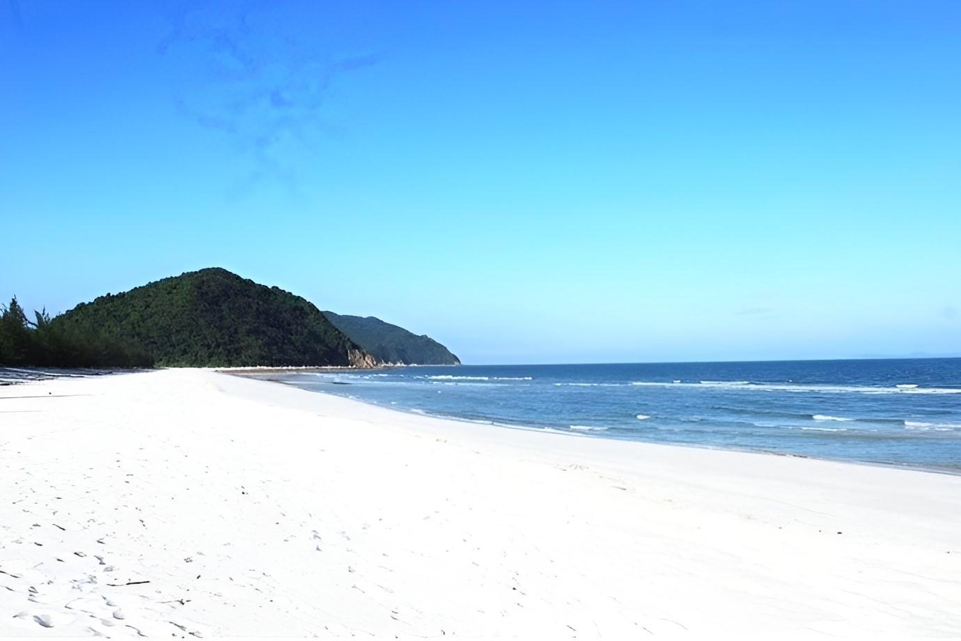 Bãi cát trắng mịn tại bãi Quan Lạn.