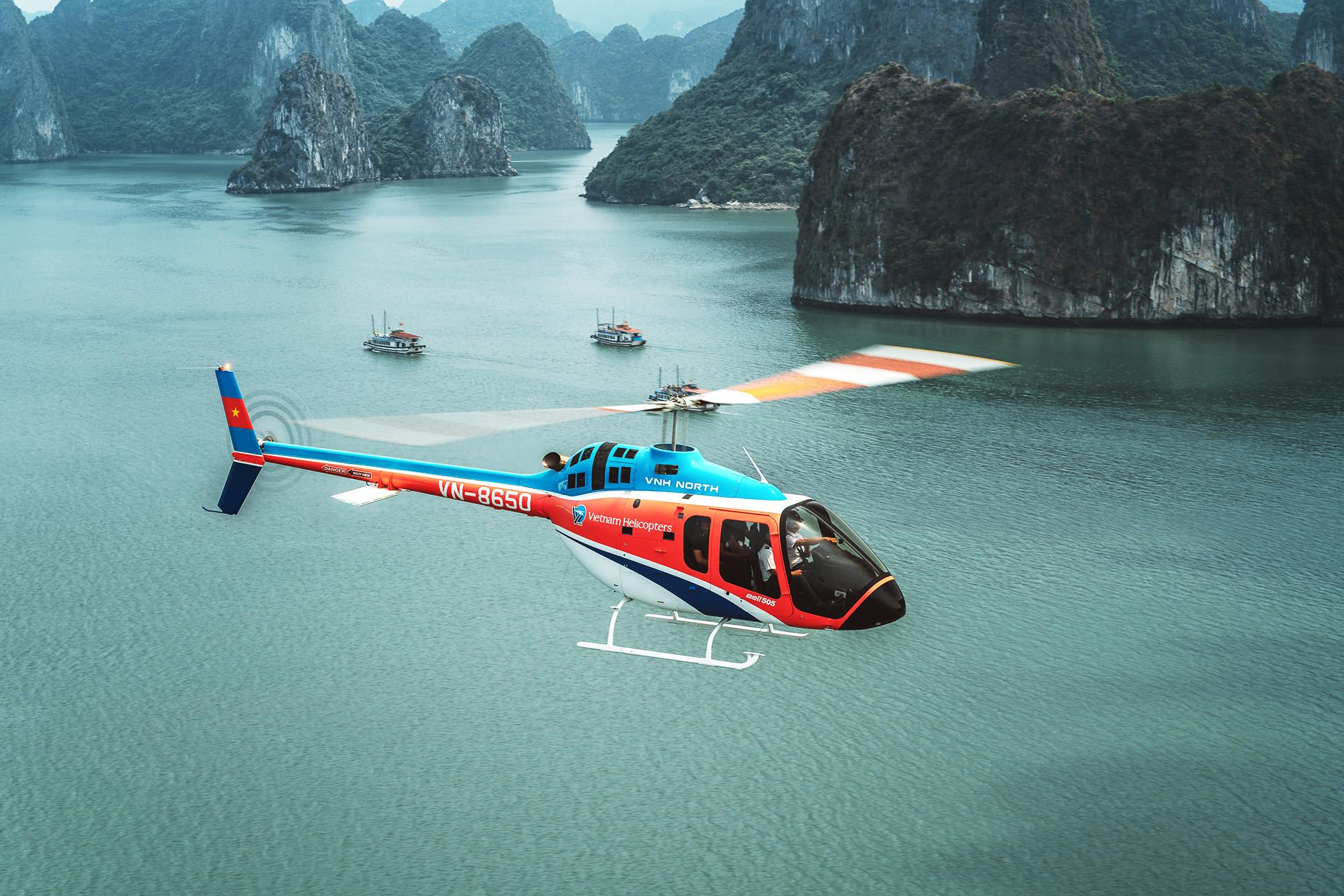 Bay trực thăng ngắm toàn cảnh Vịnh Hạ Long từ trên cao