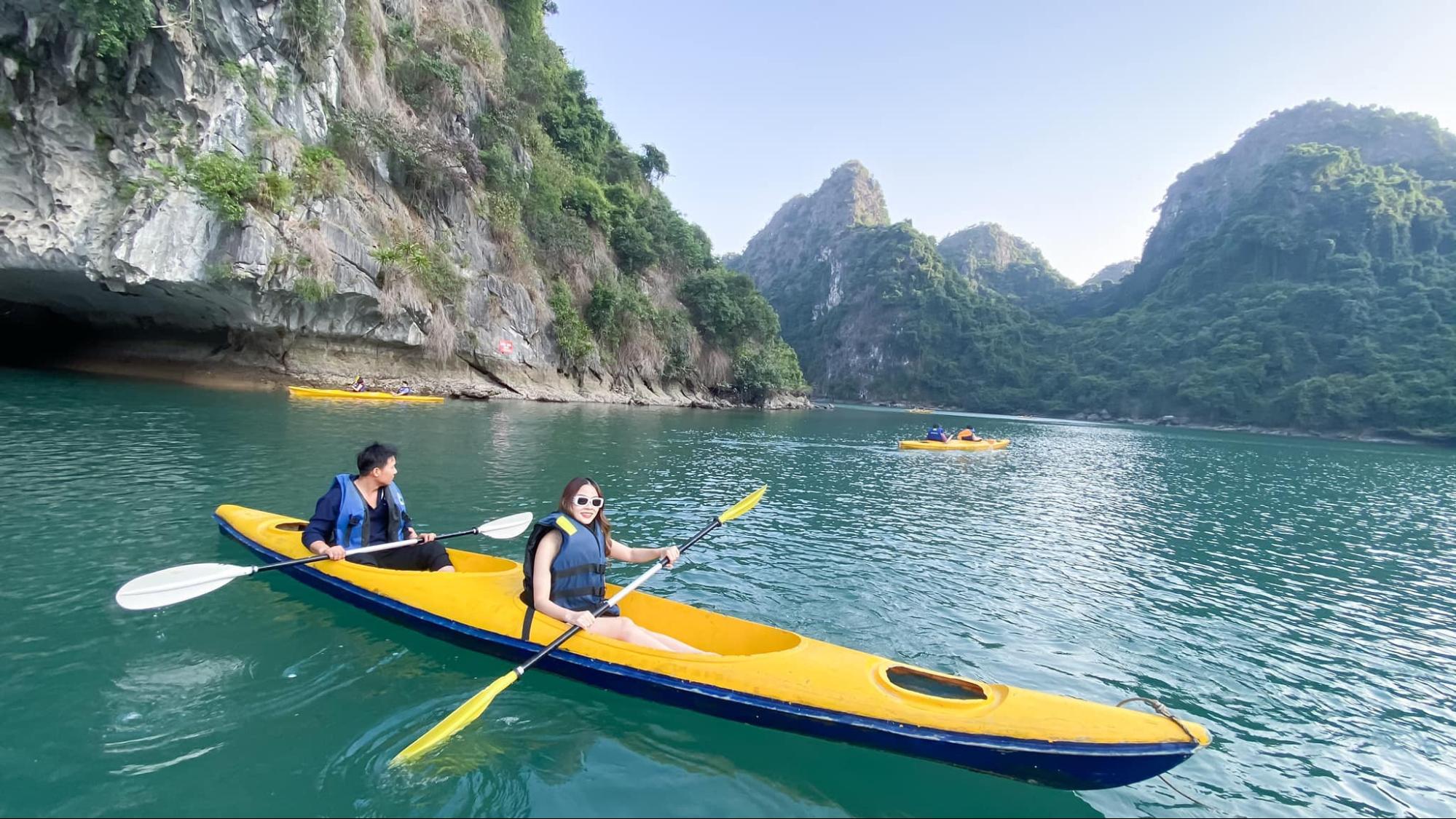 Du khách chèo thuyền kayak tại Vịnh Hạ Long