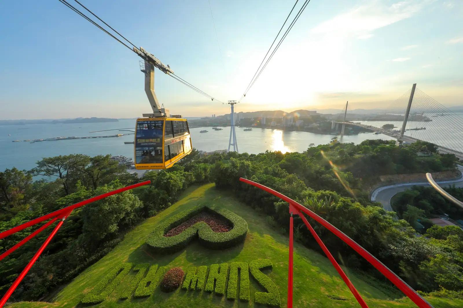 Cáp treo Nữ Hoàng đưa du khách ngắm cảnh Vịnh Hạ Long