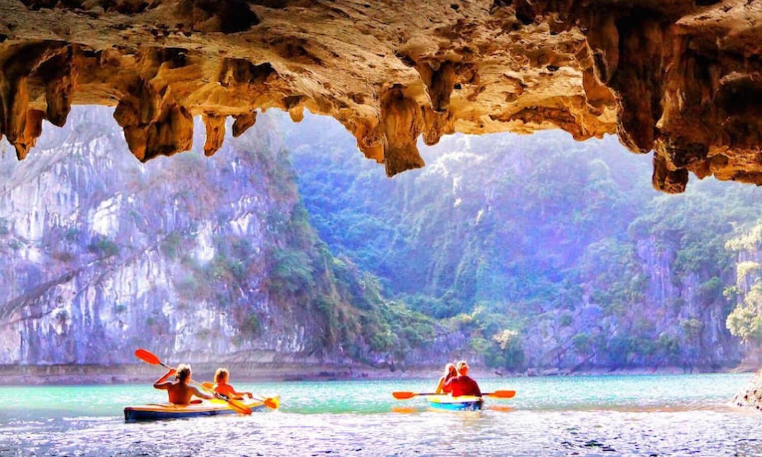 Du khách chèo kayak khám phá hang Luồn