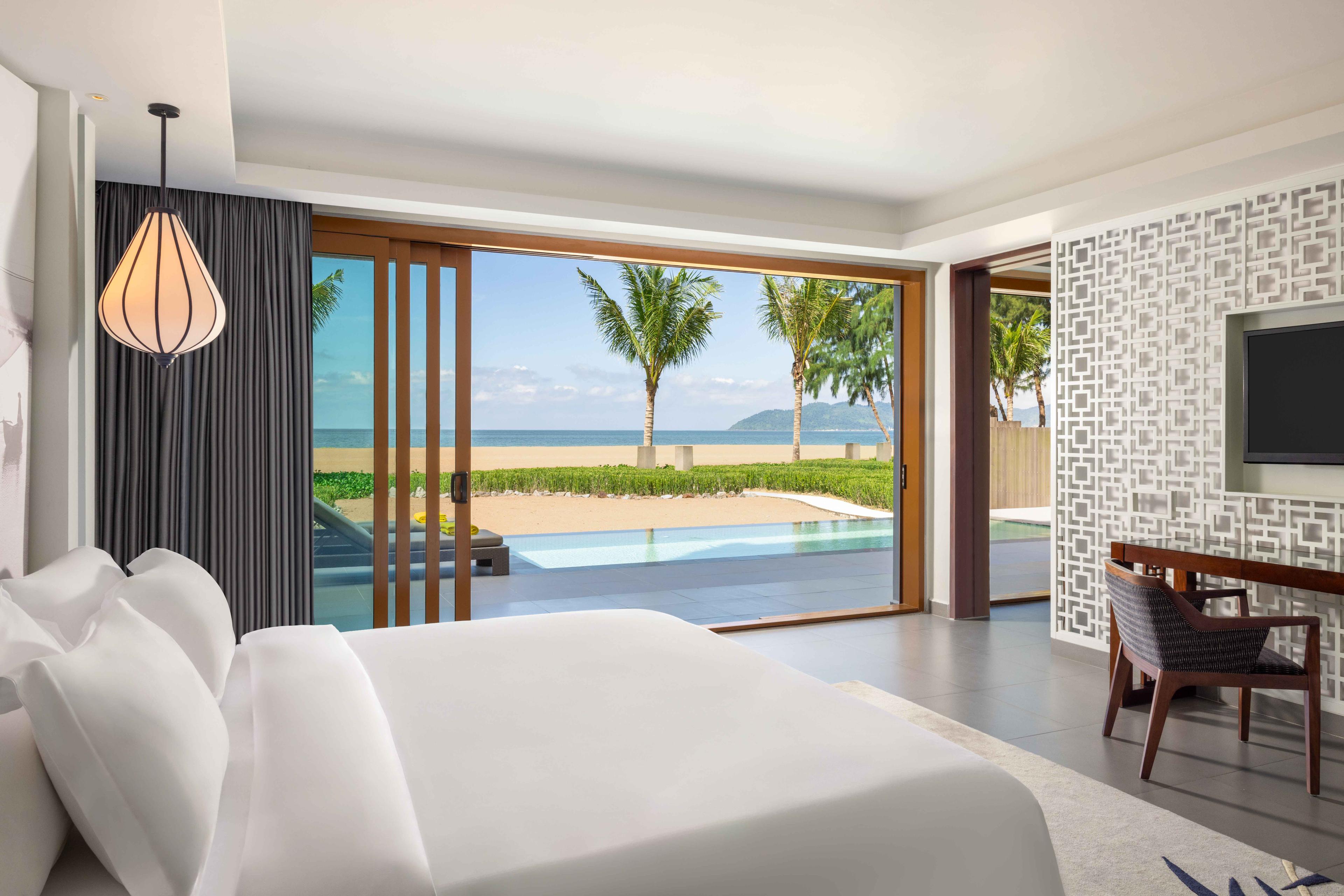 Beachfront Two-bedroom Pool Suite - Master bedroom