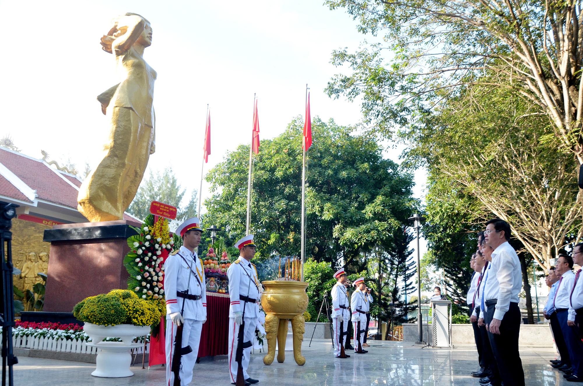 A procession is holding a memorial ceremony for national heroine Võ Thị Sáu.