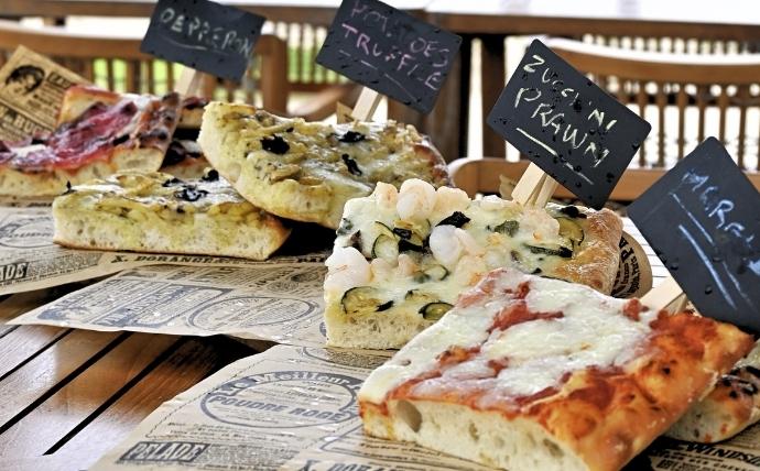 Pizza by the water