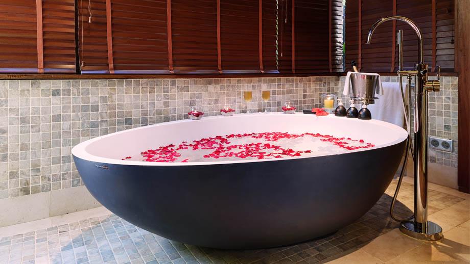 Spa-sanctuary-suite-with-private-hammam_bathtub.jpg