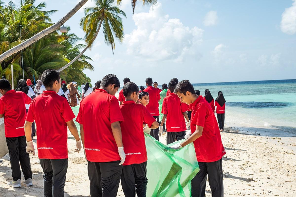 Angsana Velavaru Maldives community beach clean-up event
