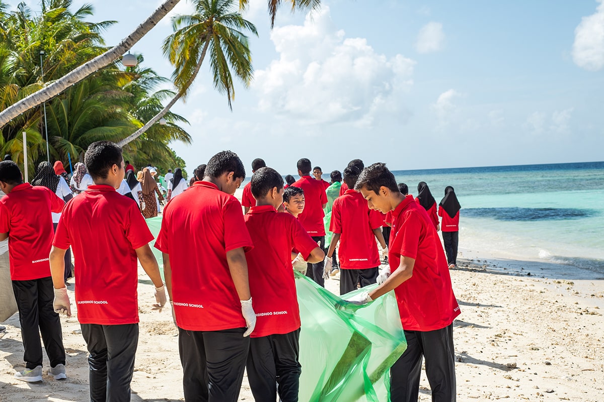 Angsana Velavaru Maldives community beach clean-up event