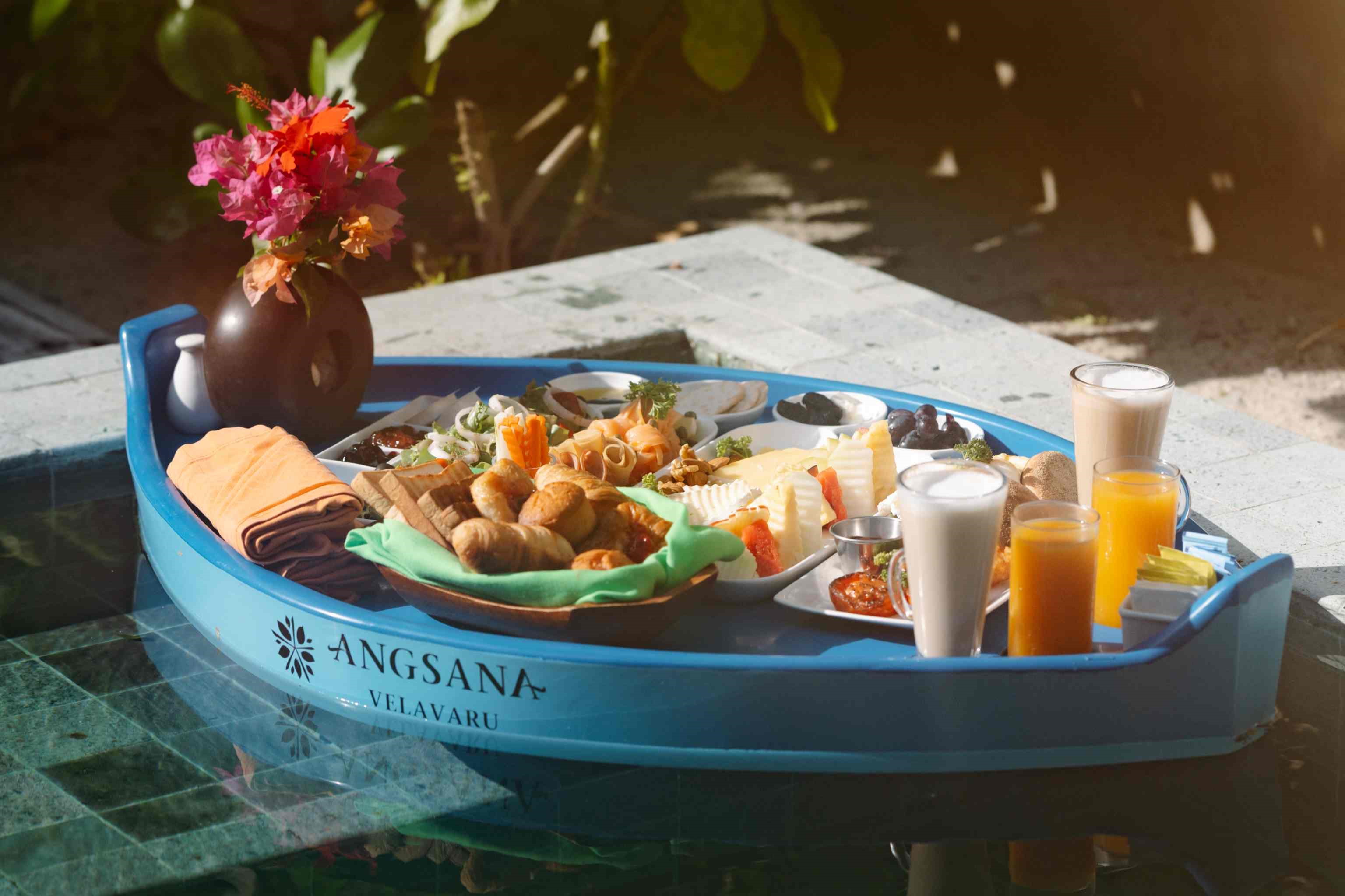 an-velavaru-destination_dining_floating_breakfast-KOL-niklas-01 A spread of delectable breakfast dishes on a floating tray
