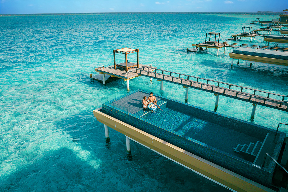 Angsana Velavaru - Couple in Infinity Pool at InOcean Pool Villas