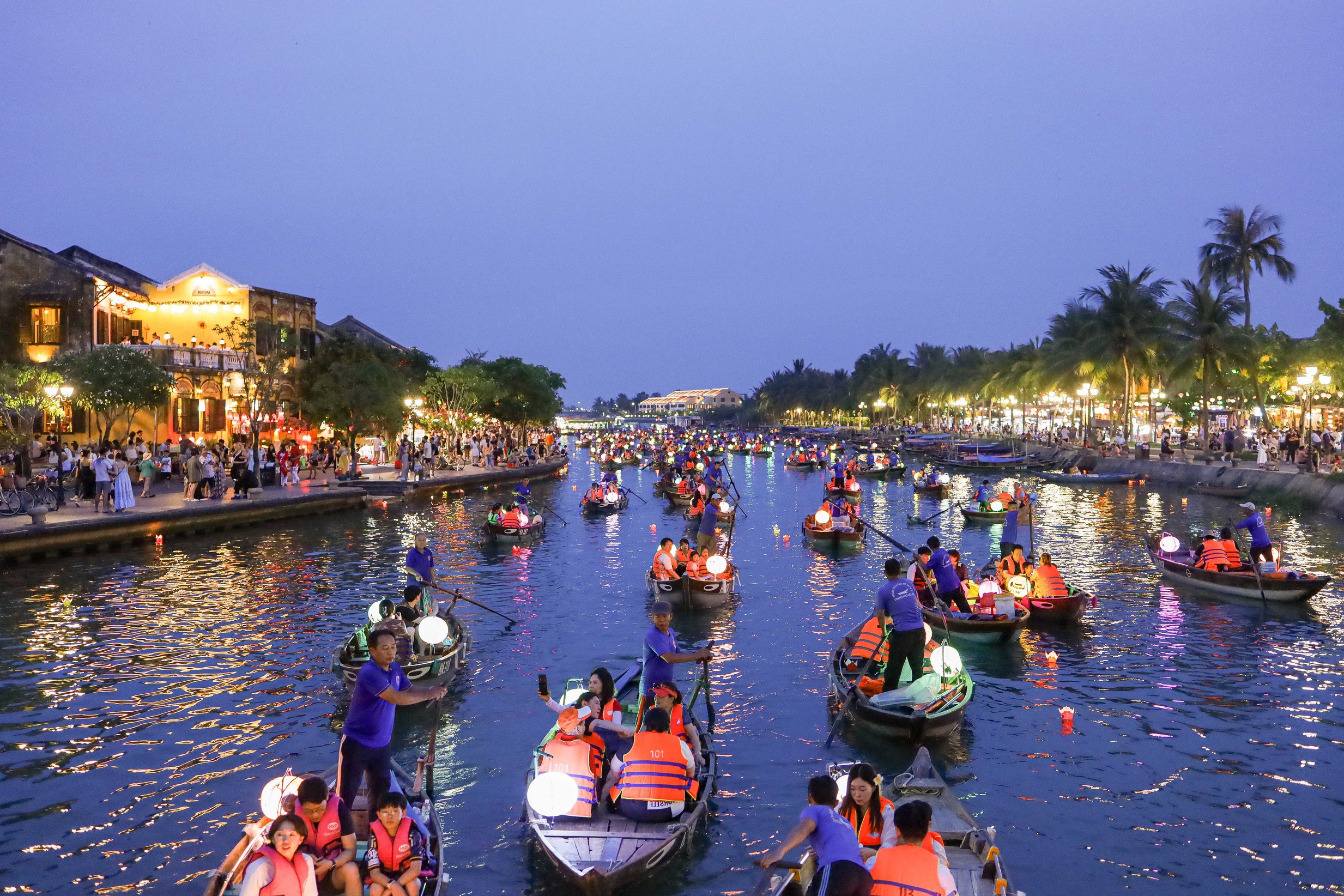 Enjoy the Beauty of Hoi An Ancient Town by Night