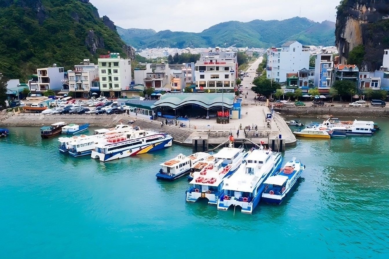 Tàu cao tốc cập bến tại đảo Quan Lạn