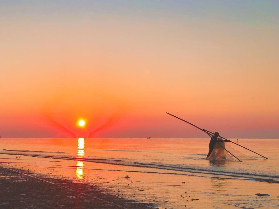 Check-in at the 12 Most Stunning Beaches in Quang Ninh for the Travel Season  Discover the 12 Most Beautiful Beaches in Quang Ninh — from secluded to vibrant spots — perfect for swimming, photo check-ins, and immersing yourself in stunning nature.