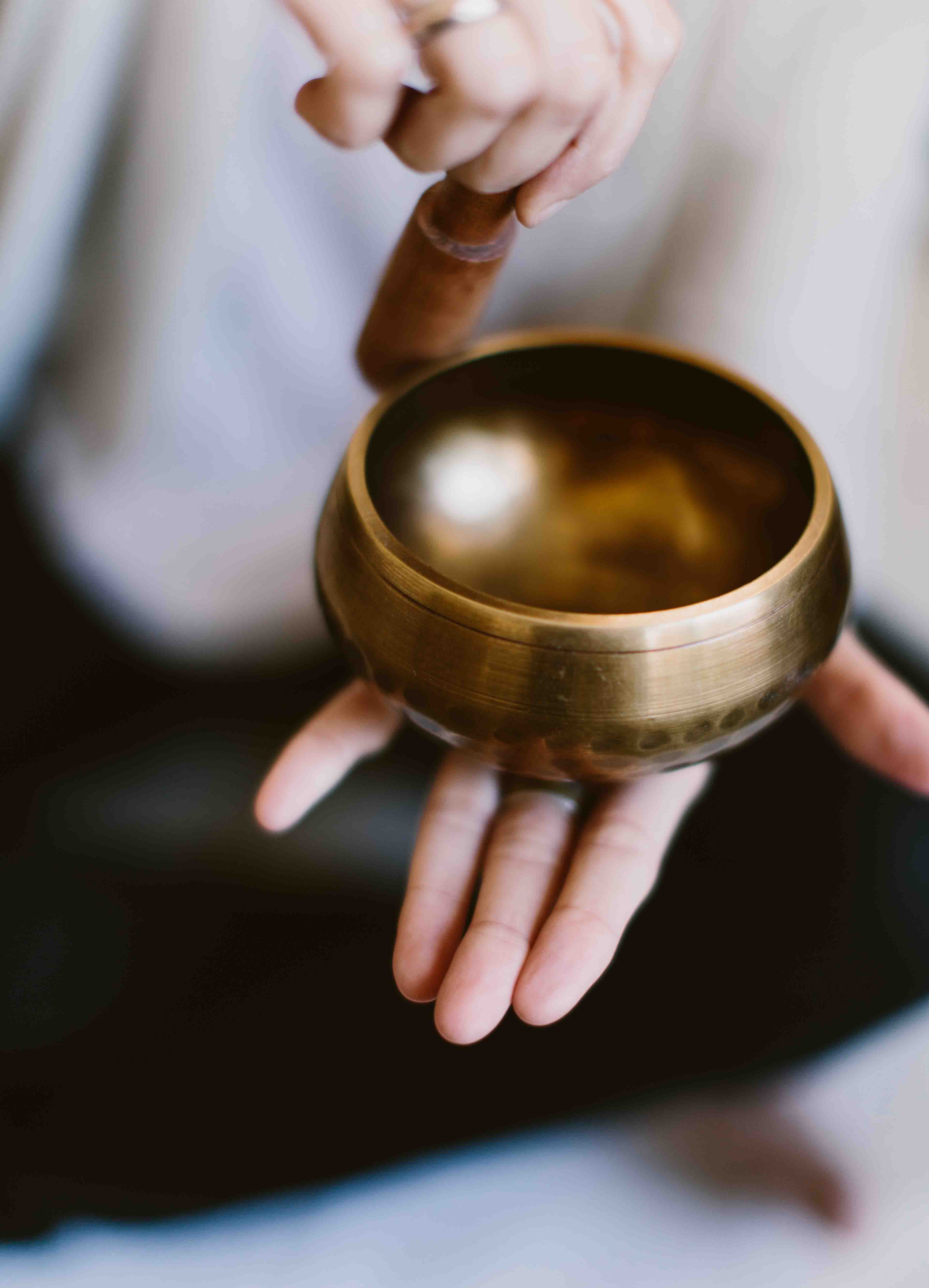 person-holding-a-singing-bowl-indoors-2026-01-07-07-15-24-utc.jpg Alternative text