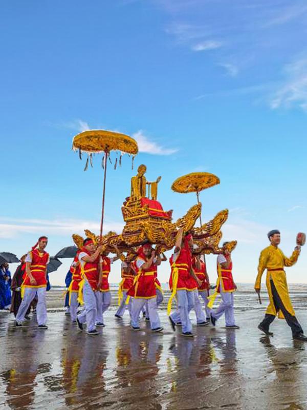 Get into the festive spirit with local festivals celebrating the culinary and cultural heritage of Quang Ninh