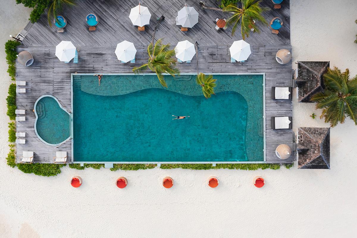 Kuredhi Pool Bar at Angsana Velavaru Maldives: Relax in a Luxurious Maldivian Poolside Setting